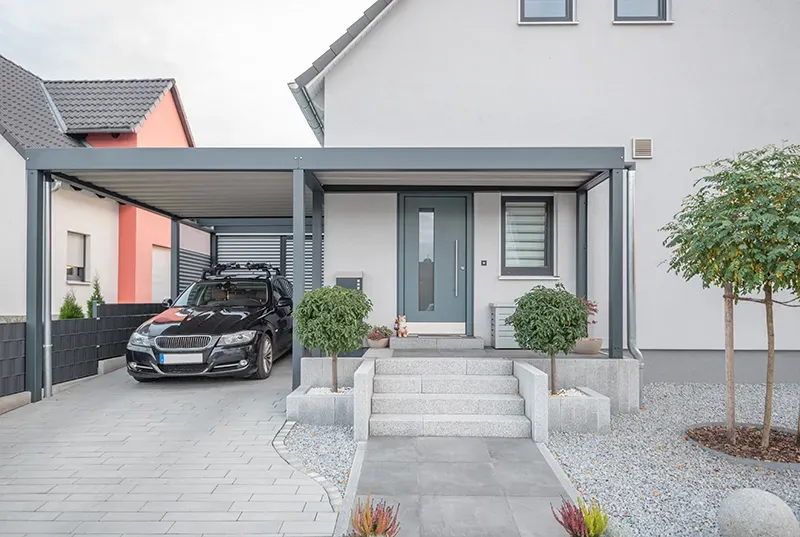 Carport et façade de maison