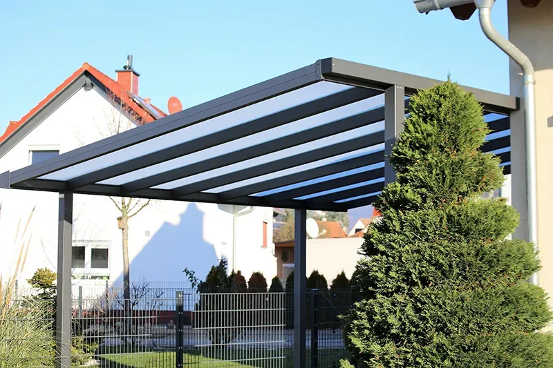 Carport et sapinette