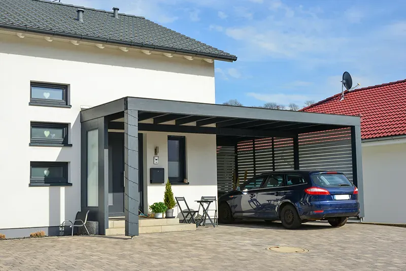 Carport et voiture bleue