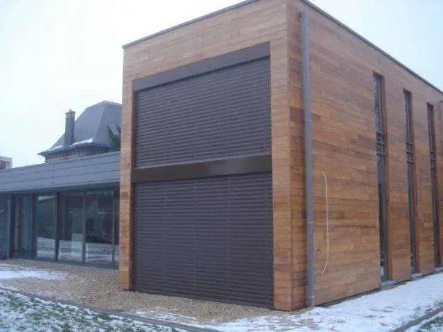 Stores sur un façade cubique