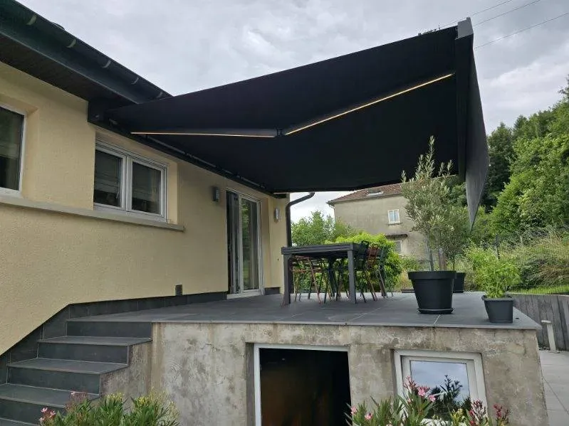 Store et terrasse surélevée