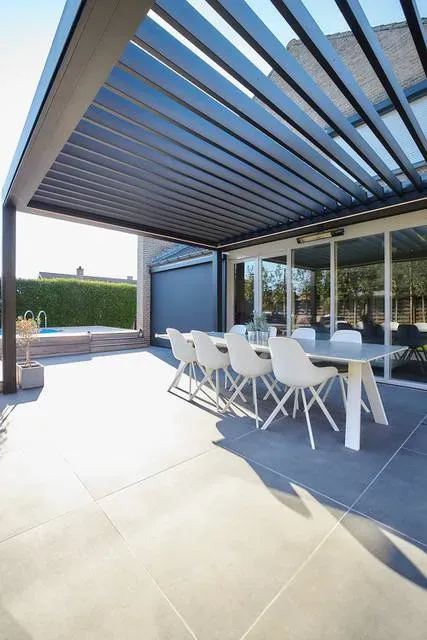 Pergolas et chaises blanches