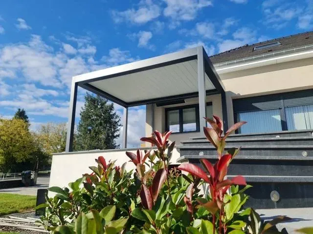 Pergola fleur en premier plan