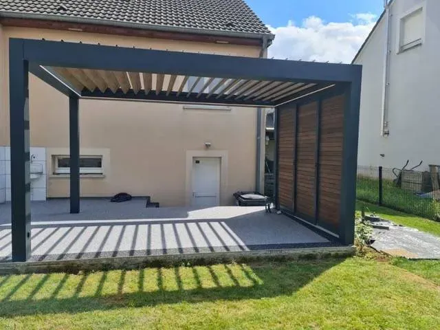 Pergola et pelouse