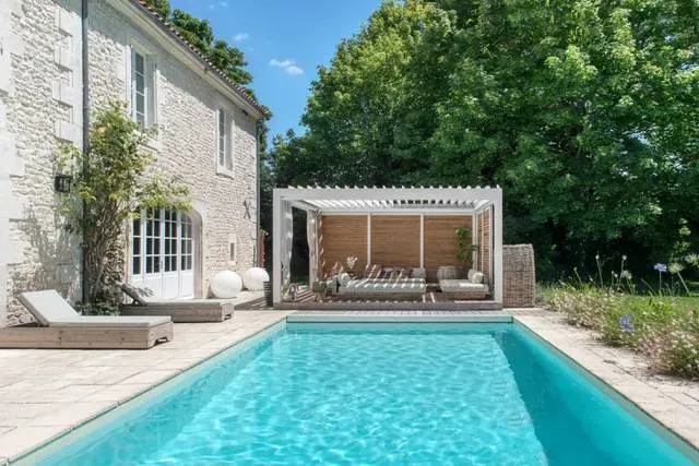 Batisse en pierre, piscine et pergola
