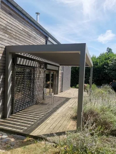 Pergola et maison en bois