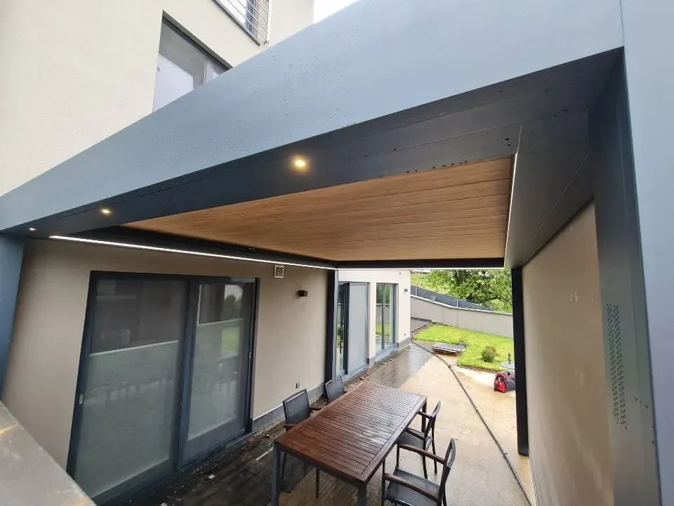 Pergola avec table de jardin