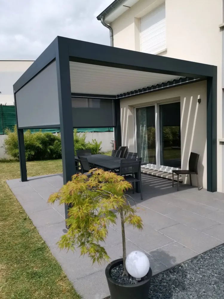Pergola grise et mobilier de jardin gris